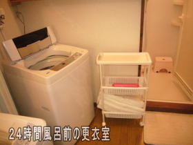 アコーデオンカーテンを引くと更衣室
